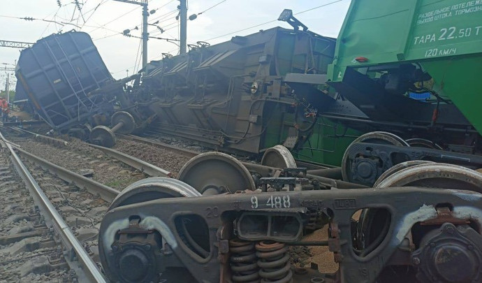 Вагоны грузового поезда сошли с рельсов в воронежских Лисках