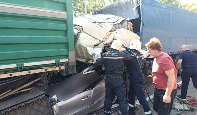 На Кубани иномарку зажало между двумя грузовиками, три человека погибли