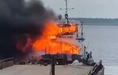 Буксир загорелся у берега на реке Печоре