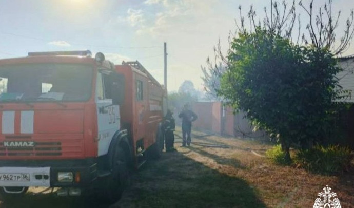 В Воронежской области потушили пожар, повредивший жилые дома