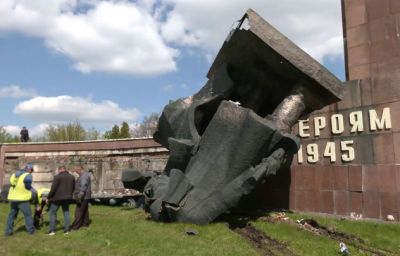 В Ровно демонтировали памятник советским солдатам