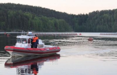 На реке Большой Енисей перевернулась лодка, ведутся поиски трех человек