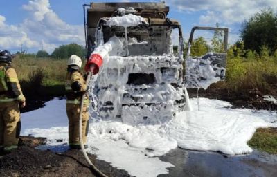 В Нижегородской области водитель самосвала сгорел в машине, задев провода