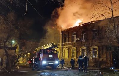 Пожарные ликвидировали открытое горение в доме на площади Шаумяна в Астрахани